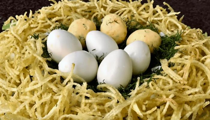Салат Гнездо глухаря — пища «буржуев» в современной интерпретации Салат гнездо с жареной картошкой и курицей